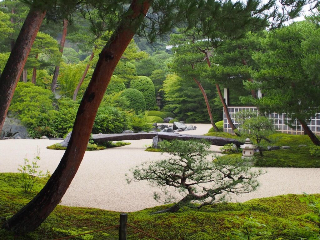 茶室外假山水庭園
以白砂喻海,以黑石代山
呈現出即簡樸又和諧的日本庭園美學思想。(圖片:作者提供)